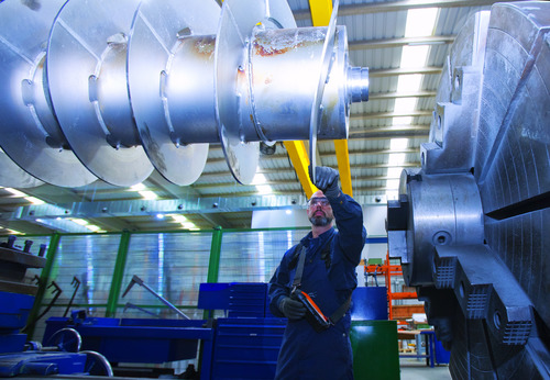 service_centre_spain_screw_conveyor_before_reconditioning_man_working.jpg